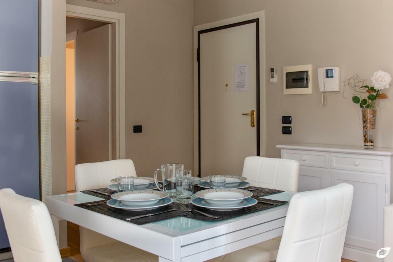 2-Bedroom Apt, With Balcony & Aircondition - 50 M From The Beach Marina di Pietrasanta Esterno foto