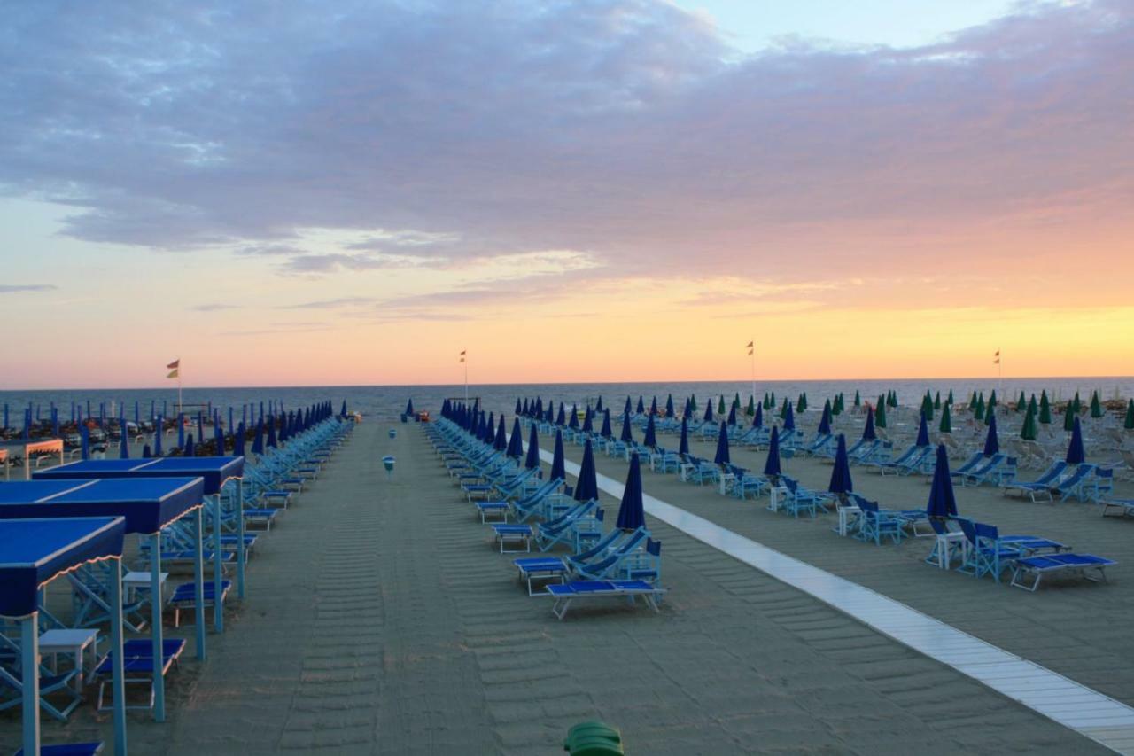 2-Bedroom Apt, With Balcony & Aircondition - 50 M From The Beach Marina di Pietrasanta Esterno foto